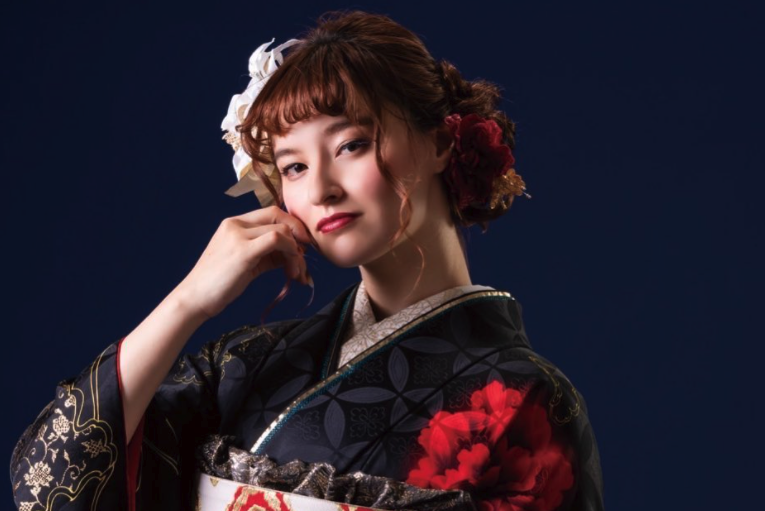 石川県加賀市の貸衣装とセルフフォトスタジオの丸幸貸衣裳の振袖の女性が映るメイン写真